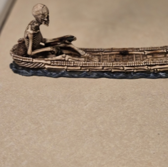 Skull in boat incense burner - Picture 6 of 7